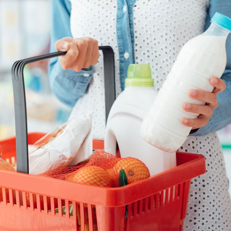 Biały koszyk sklepowy na zakupy 22L plastikowy