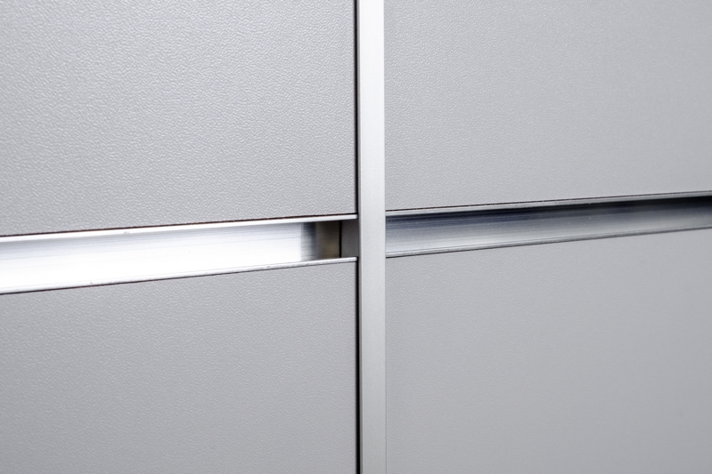 Aluminiowy, pionowy łącznik do paneli Spacewall