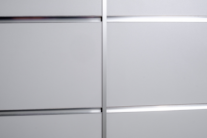 Aluminiowy, pionowy łącznik do paneli Spacewall