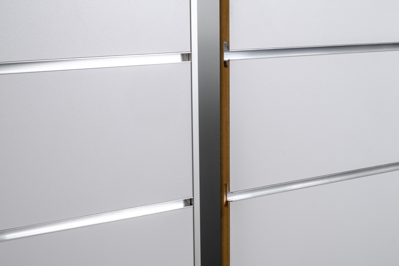 Aluminiowy, pionowy łącznik do paneli Spacewall