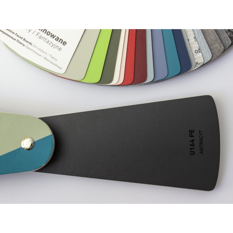 Półka z płyty Slatwall, Grafit, wsporniki chrom