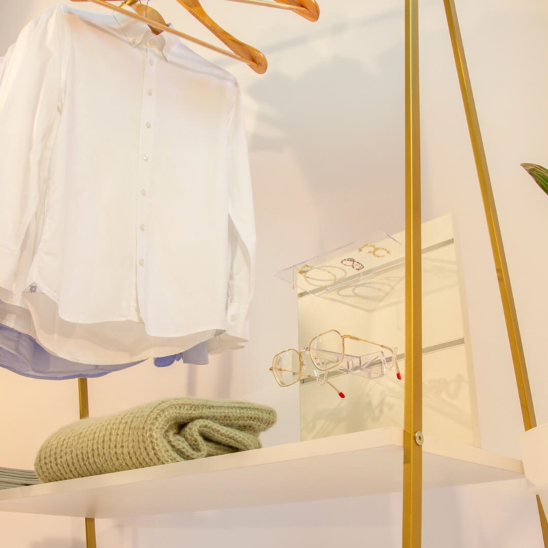 Stender złoty sklepowy na odzież z półką