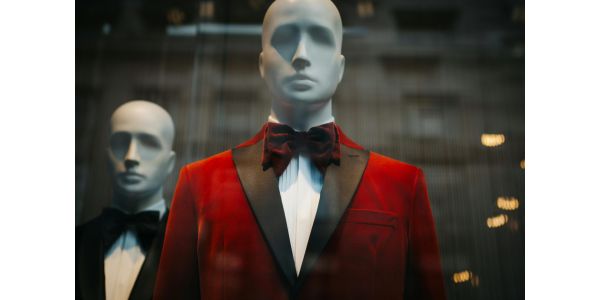 Manekiny abstrakcyjne i realistyczne – które lepiej przyciągają uwagę?