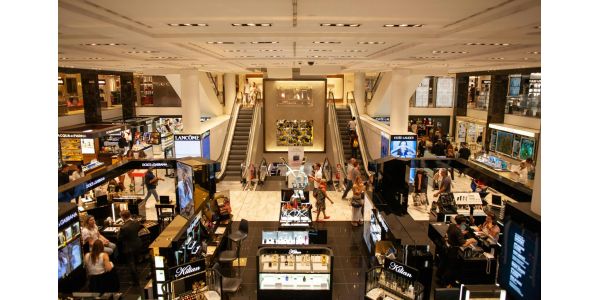 Systemy kolejkowe i organizacja ruchu klientów. Jak usprawnić obsługę w godzinach szczytu?