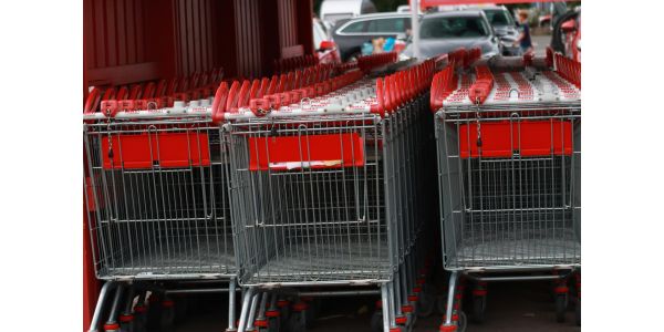 Wózek czy koszyk plastikowy – co lepsze do sklepu?