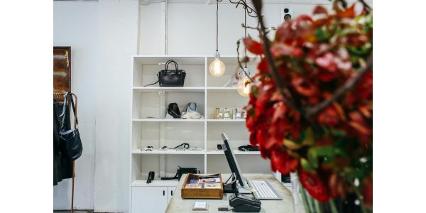 Zasady visual merchandisingu w praktyce. Jak stworzyć przestrzeń, która sprzedaje?